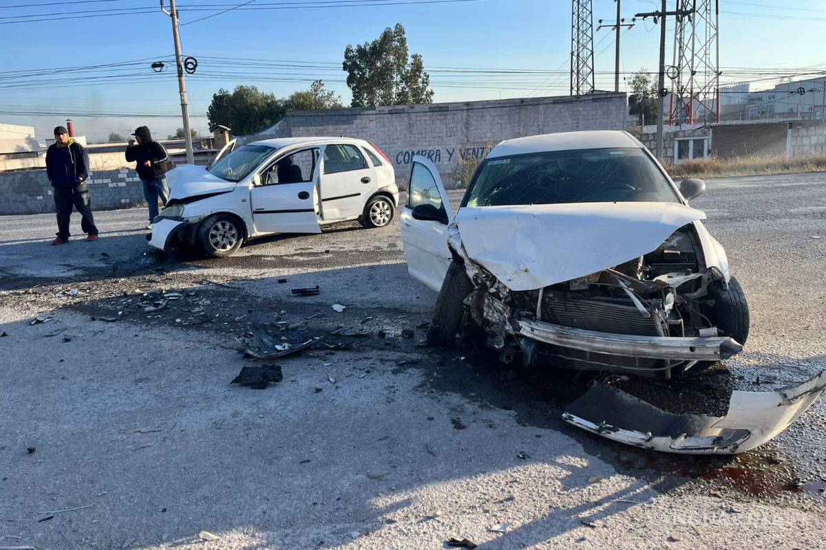 Se atraviesa para entrar a gasolinera y genera aparatoso choque en la antigua a Monclova