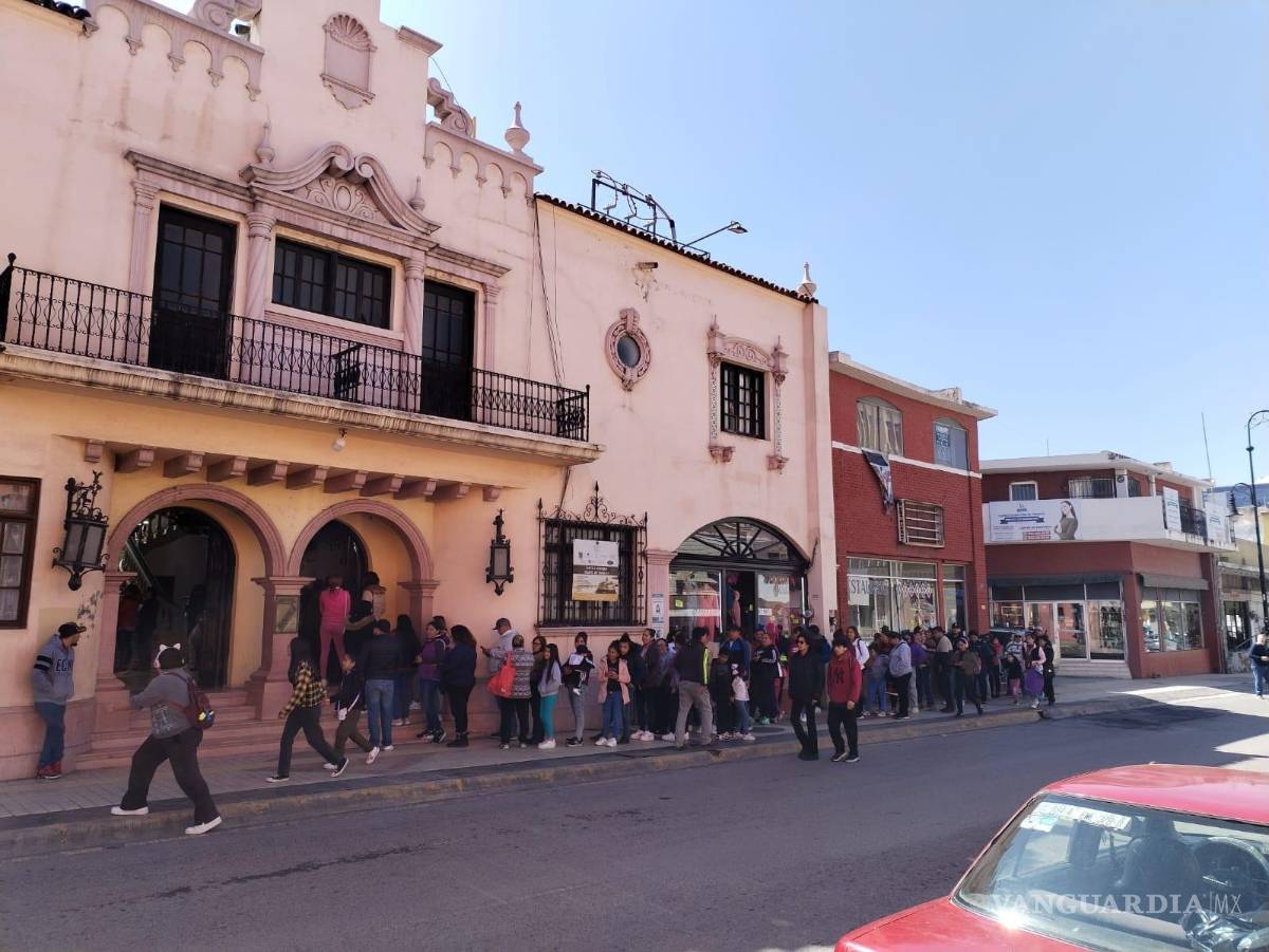 $!Al filo de las 14:00 horas, cientos de “brujerios” se dieron cita en el Hotel Urdiñola para adquirir su pulsera protectora.