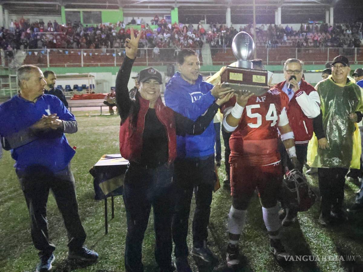 $!Octavio Pimentel Martínez entregó el trofeo de campeones a los representativos del Ateneo Fuente tras la doble coronación.