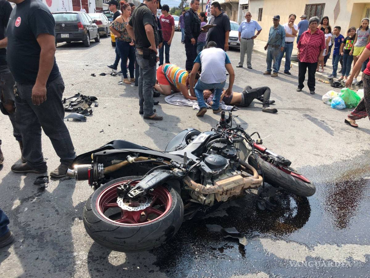 $!Le quitan derecho de paso a motociclista; está grave