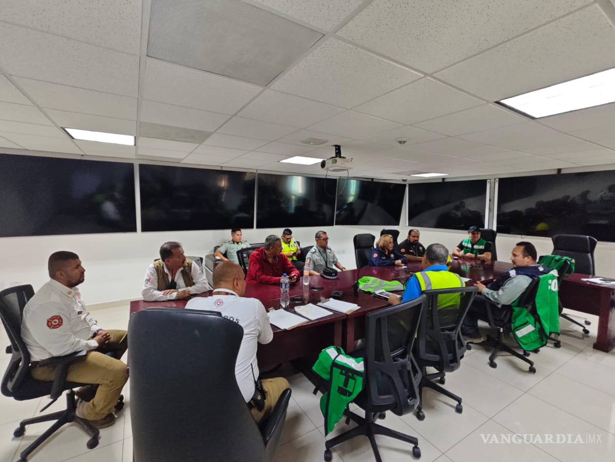 $!Personal de Protección Civil supervisa el simulacro de emergencia en el Aeropuerto Internacional de Torreón.