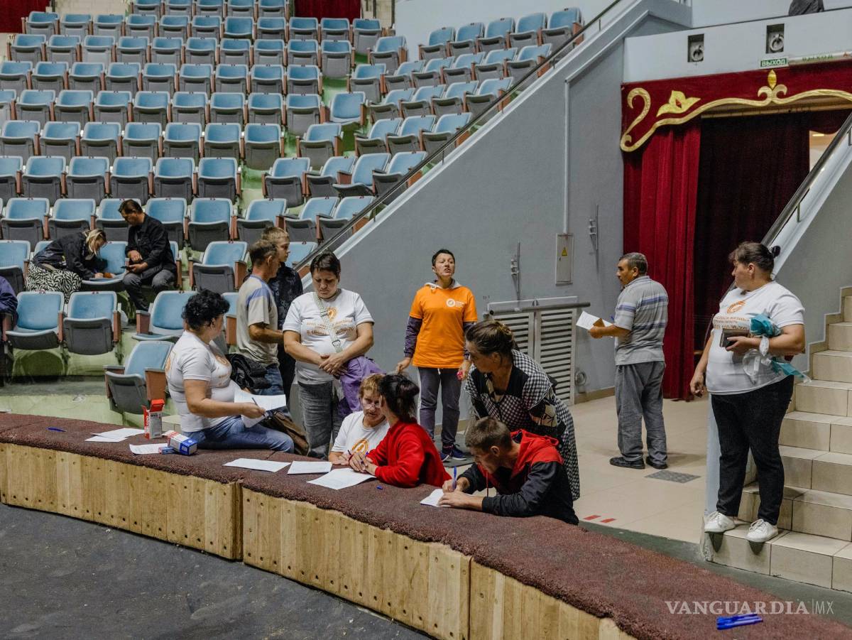 $!Los rusos desplazados de las regiones fronterizas de Kursk se registran en el Circo Estatal, que funciona como un punto de ayuda temporal.