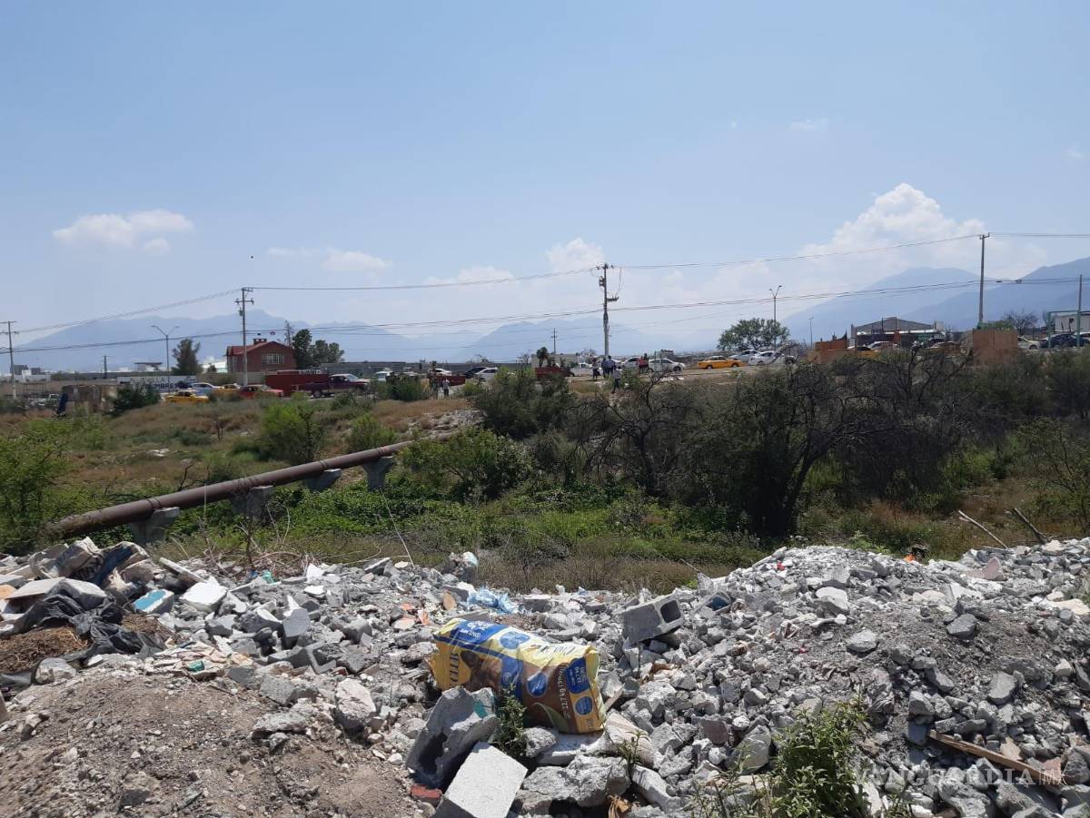$!En el margen oriente no hubo conflicto, porque allá no hay casas construidas. Este arroyo ha sido por años usado de tiradero, como se ve en la foto.