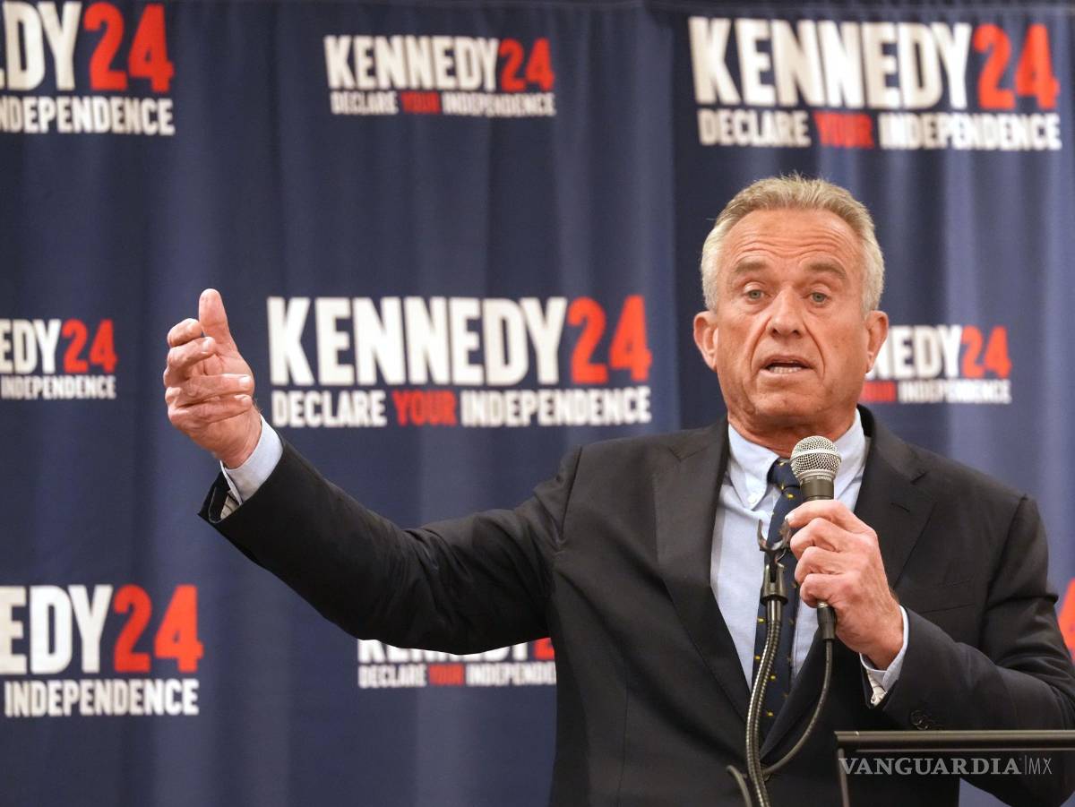 $!Robert F. Kennedy Jr., candidato independiente a la presidencia de los Estados Unidos, habla durante un acto de campaña en un hotel de Nashville, Tennessee.