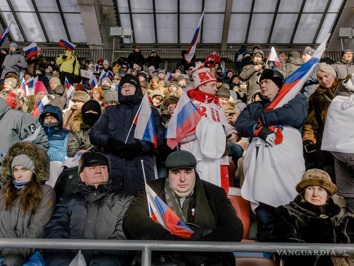 $!Personas en el evento llamado “Gloria a los defensores de la patria” escuchan el discurso del presidente ruso Vladímir Putin en el estadio Luzhniki de Moscú.