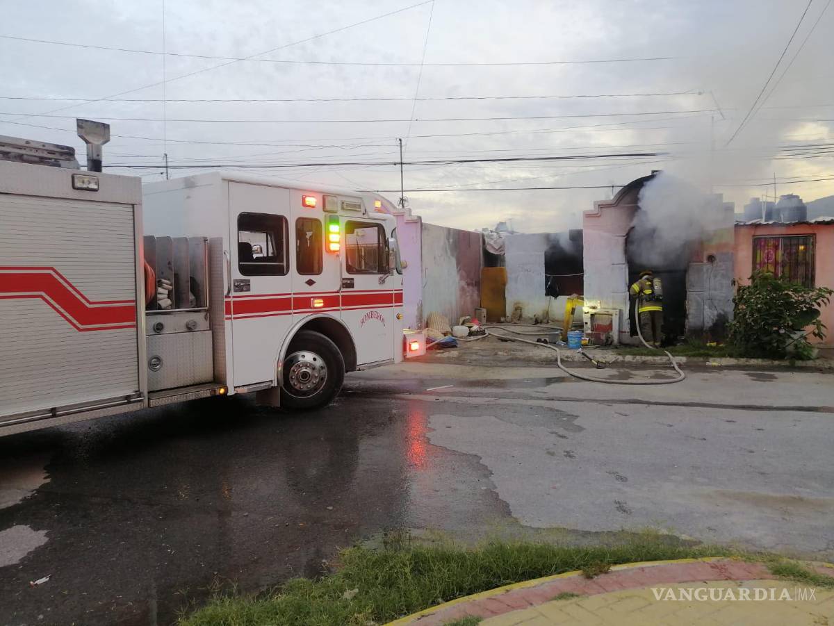 $!Bomberos evitaron que el incendio se extendiera al resto de la vivienda abandonada.