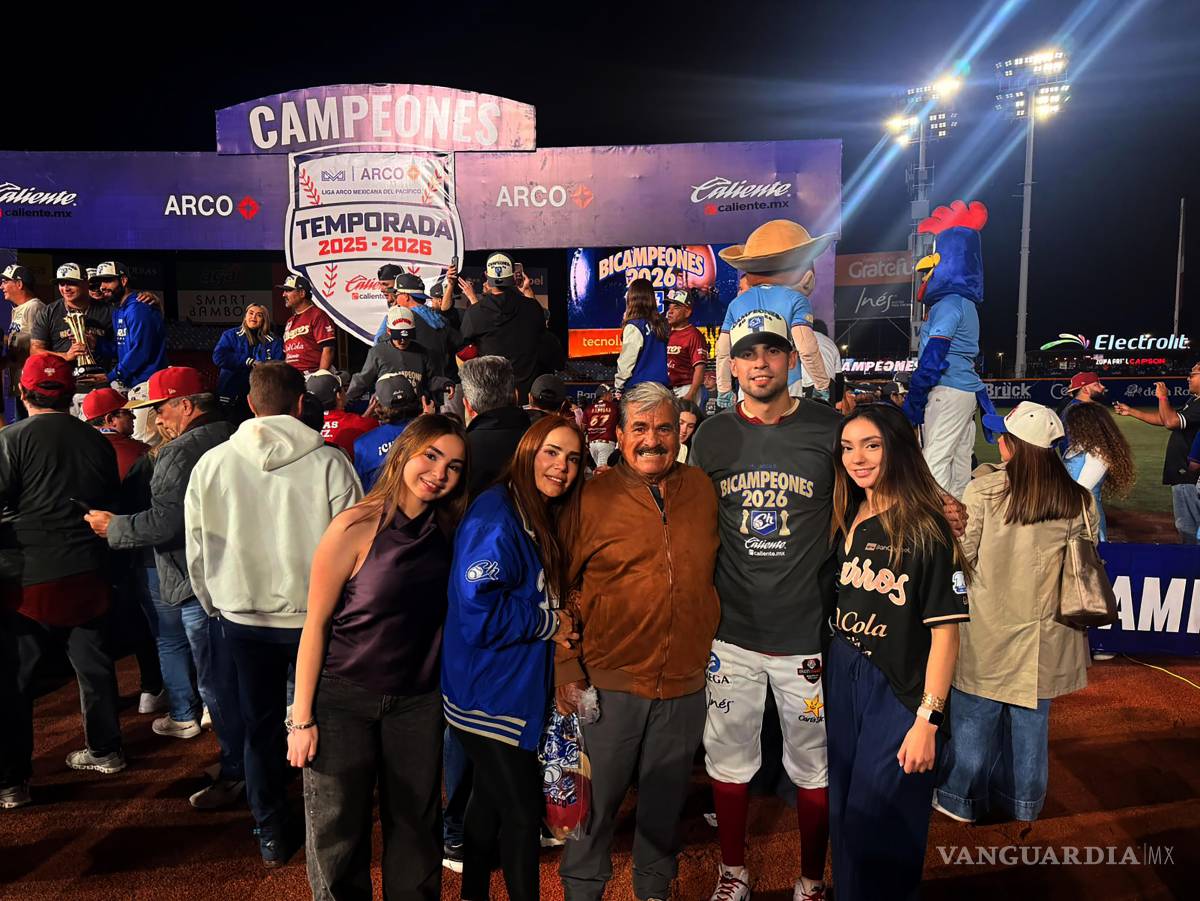 $!Luis Carlos Martínez Sánchez acompañado por su abuelo Enrique Sánchez Álvarez, su mamá Monia Selena Sánchez Rodríguez y sus hermanas Michelle y Danna Martínez Sánchez.