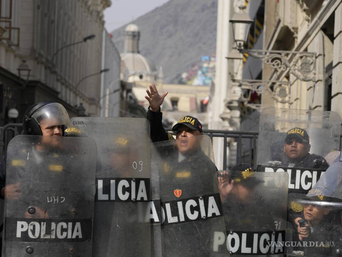 $!Policías retroceden ante el enfrentamiento con manifestantes opositores que viajaron a la capital para marchar contra la presidenta peruana Dina Boluarte.
