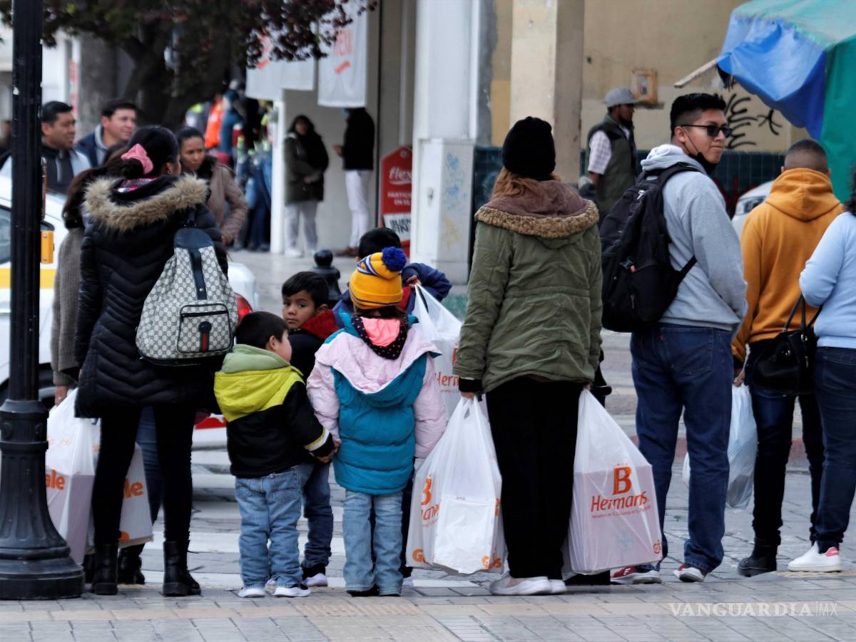 $!En las calles de la Zona Centro, saltillenses aprovechaban las ofertas de los diferentes comercios.