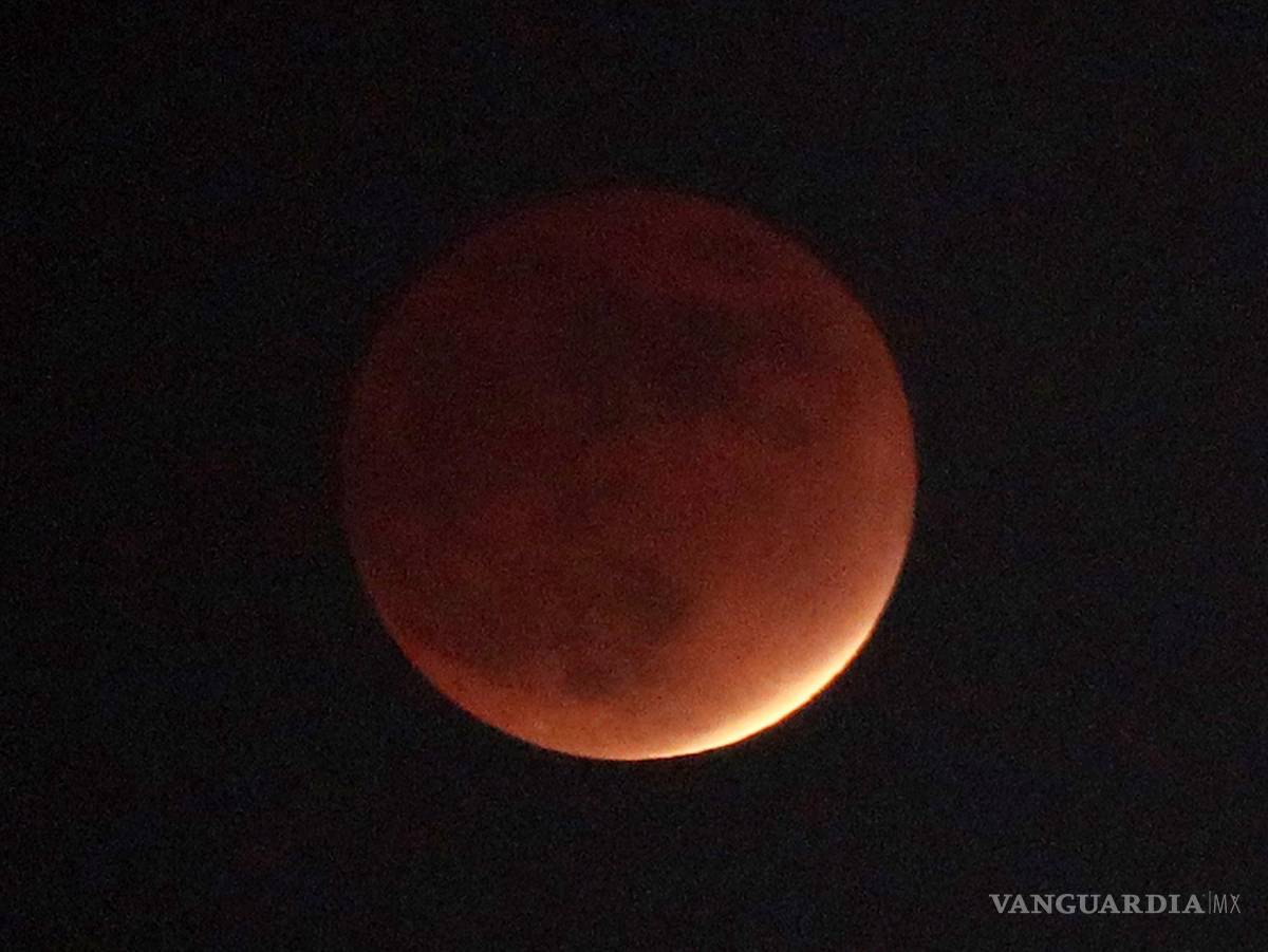 $!Un eclipse parcial de luna, en el que parte de la luna está cubierta por la sombra de la Tierra, se ve en el cielo de Ulsan, Corea del Sur. EFE/EPA/Yonhap Corea del Sur