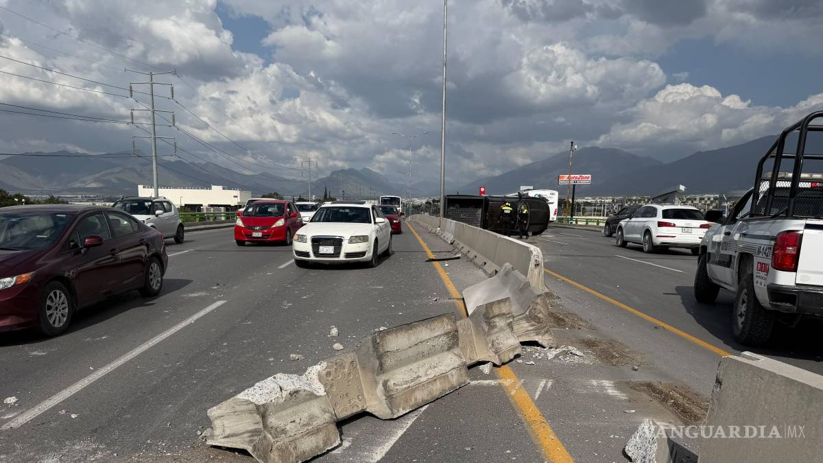 Conductor vuelca en puente de la Mirasierra, en Saltillo