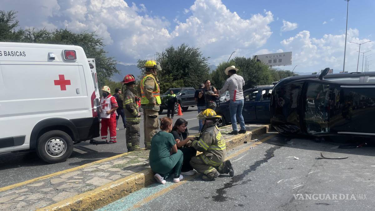 Choque con volcadura paraliza bulevar Carranza, en Saltillo
