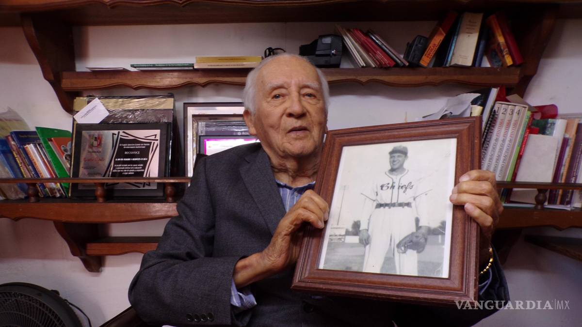 $!﻿El profesor Berrueto muestra un retrato de sus tiempos como beisbolista, donde inclusive jugó en Estados Unidos.