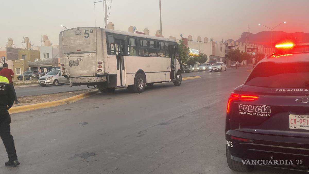 SE VA DE REVERSA Y CHOCA