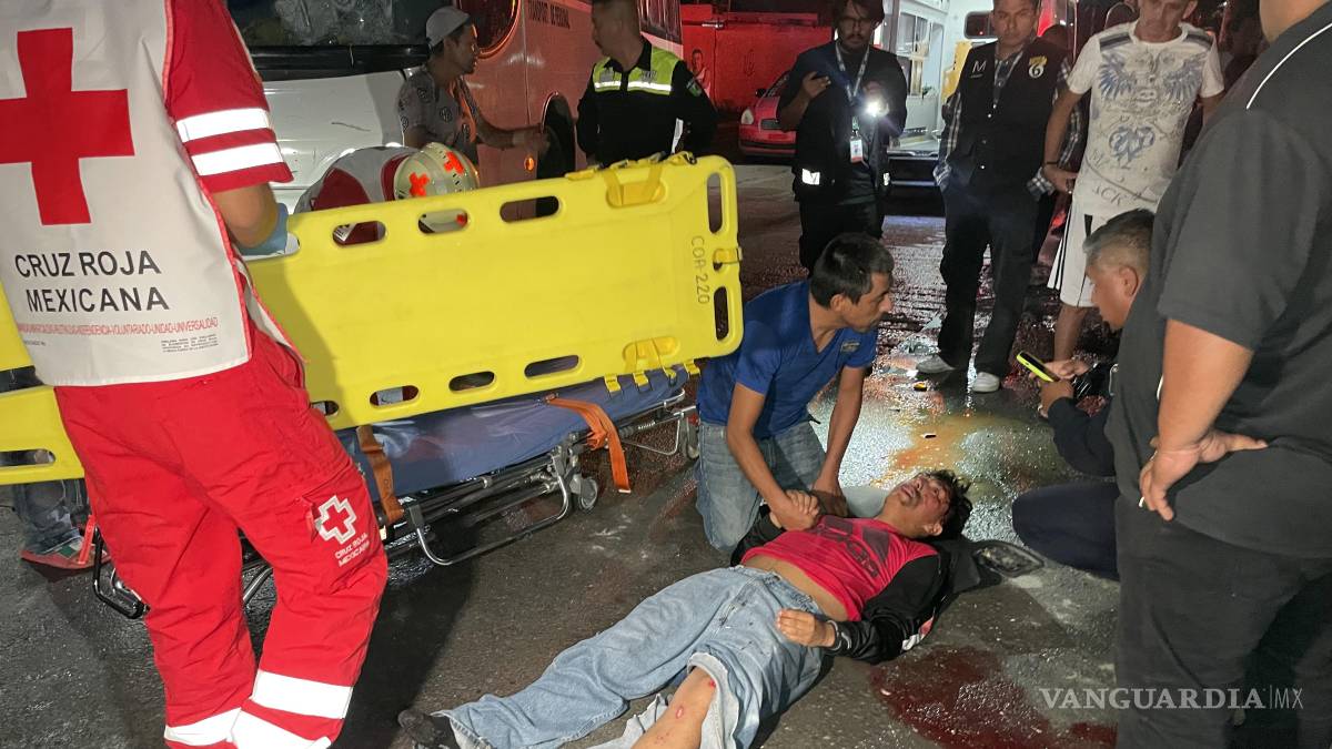 Menor se impacta contra camión de personal y termina herido, en Saltillo