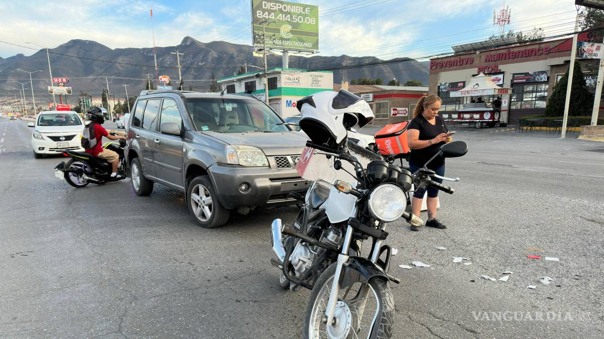 Motociclista pierde varios dientes al impactarse contra camioneta, en Saltillo