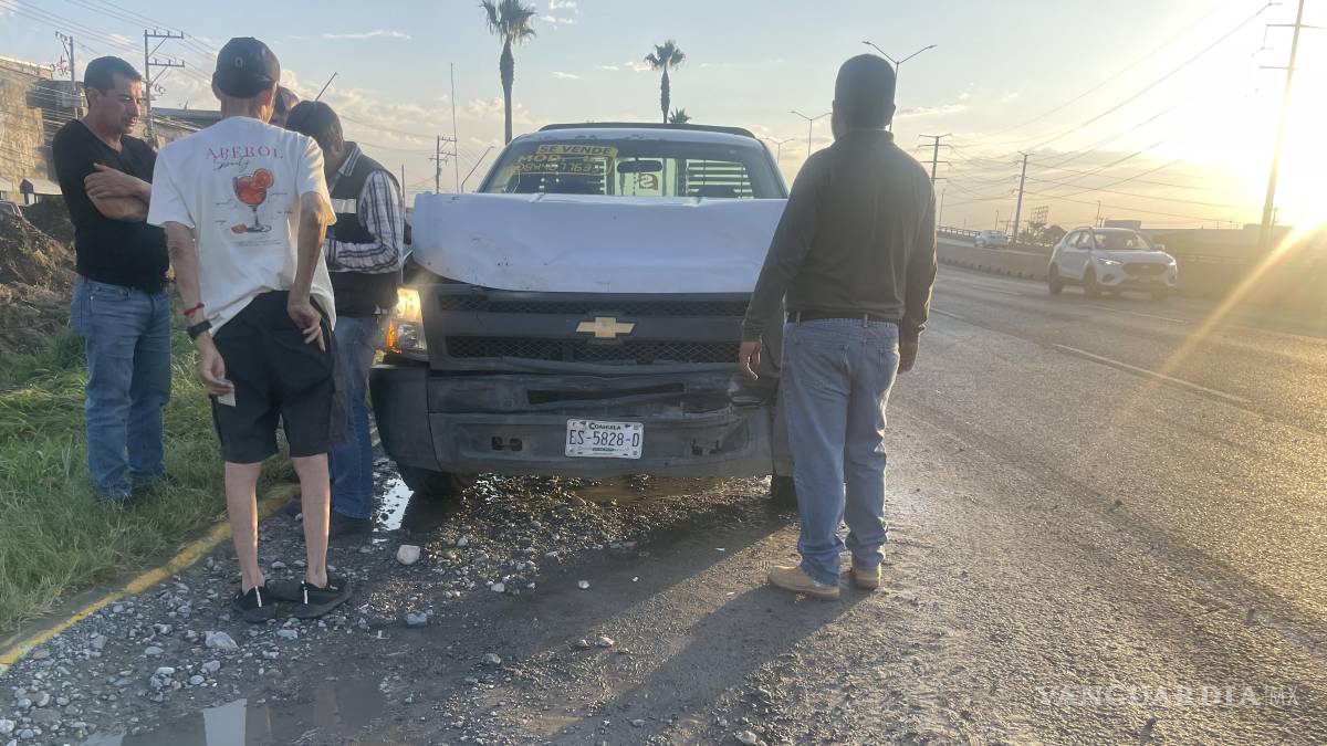 Choque de camionetas provoca caos vial en bulevar Fundadores
