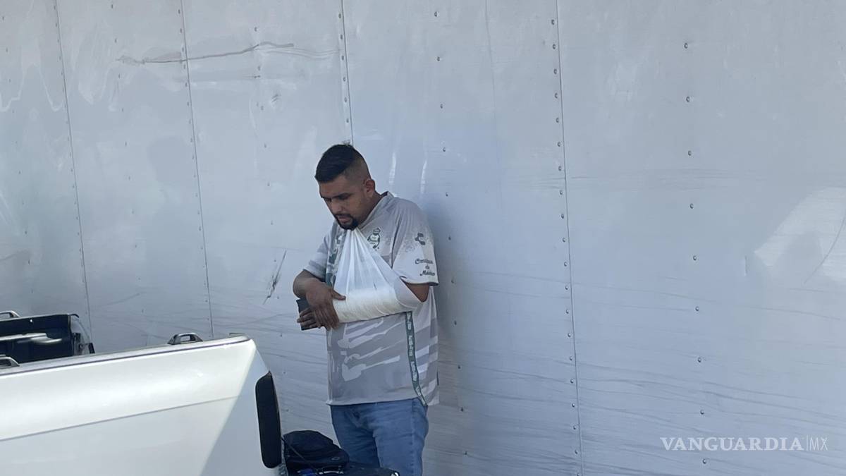 Se queda dormido al volante y vuelca tráiler en la carretera Saltillo-Torreón
