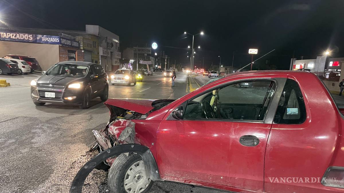 Choca contra auto y abandona su camioneta, en Saltillo