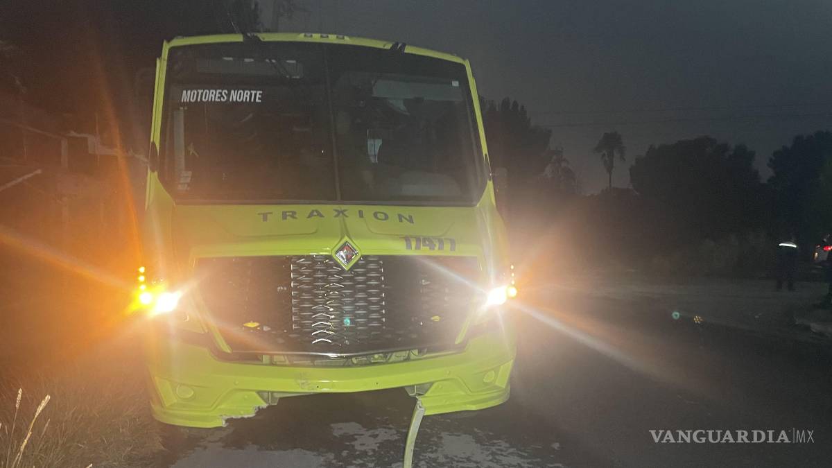 Adolescentes en moto terminan derribados por un tractocamión en Lomas de Lourdes