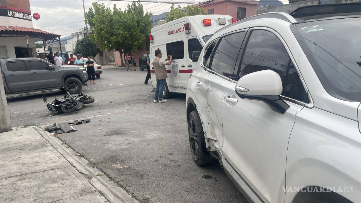Motociclista resulta herido tras impactarse contra una camioneta, en Saltillo