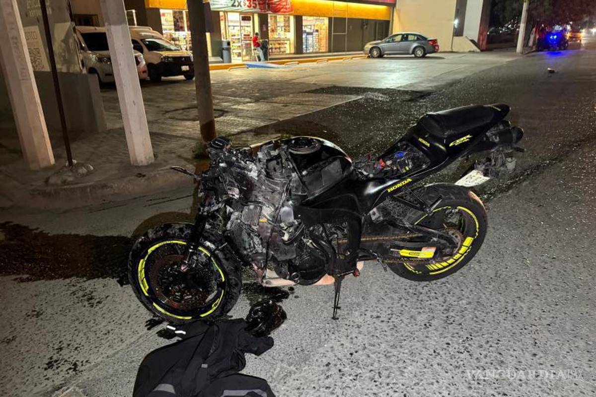 $!Motocicleta Honda 600 deportiva involucrada en el choque por alcance con un camión Nissan NP300.