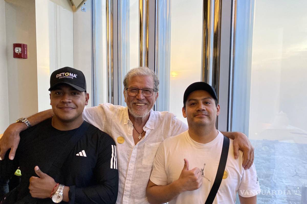 $!Grupo DETONA anda en la Torre Burj Khalifa, de Dubai, con el Capitán Emerson Cañedo y el Teniente Said Ríos, de la Fuerza Aérea Mexicana. Aquí esperando a Fernández Noroña.
