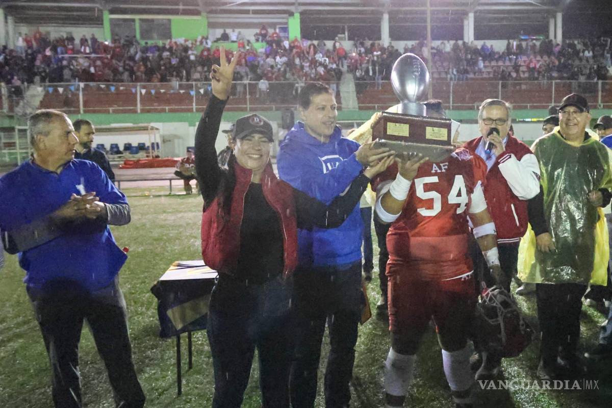 $!Octavio Pimentel Martínez entregó el trofeo de campeones a los representativos del Ateneo Fuente tras la doble coronación.