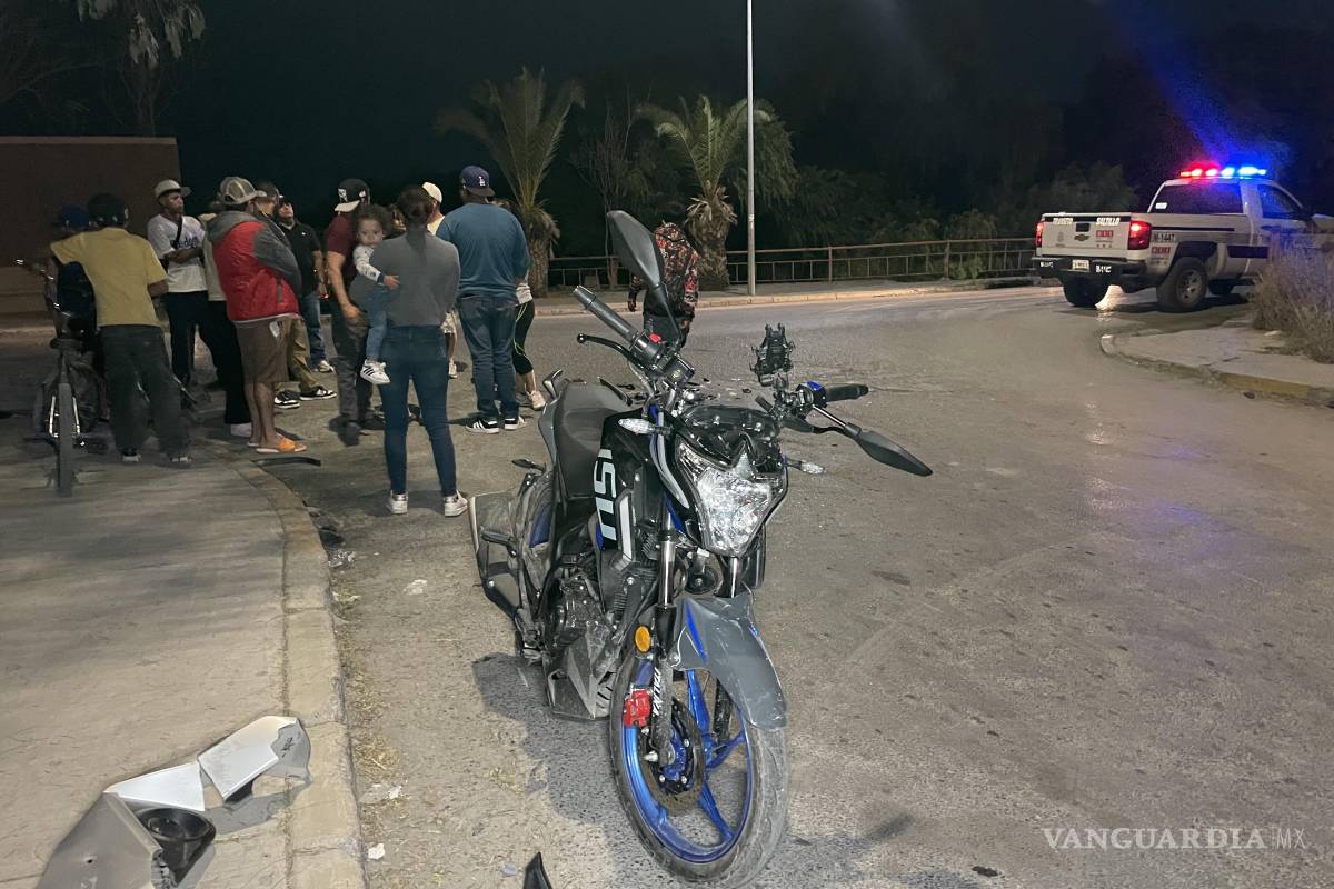 Menor impacta su motocicleta contra camioneta y termina herido, en Saltillo