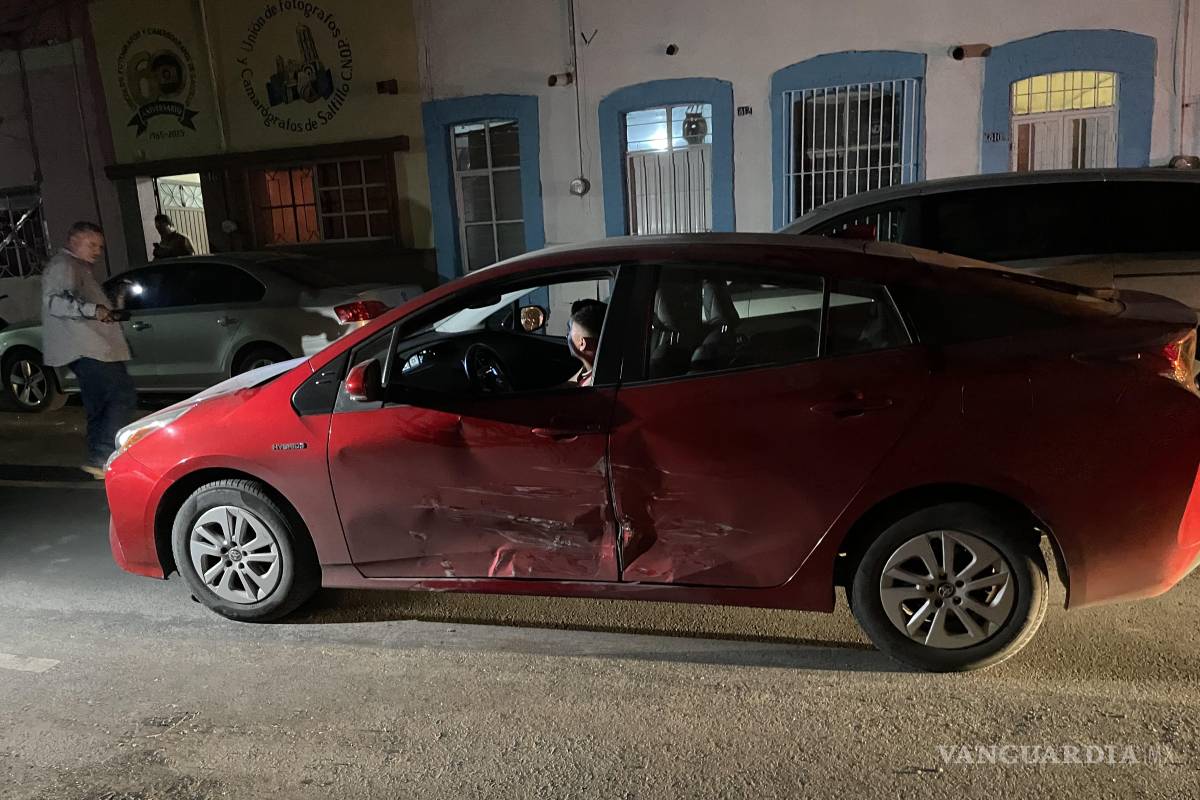 Ignora el alto y provoca choque en el centro de Saltillo