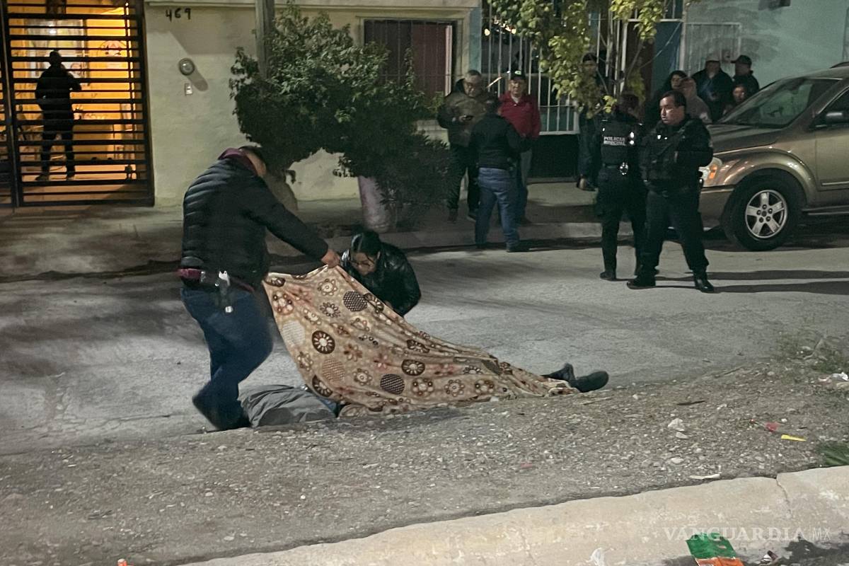 Mujer sale de casa y muere en la vía pública, en Saltillo