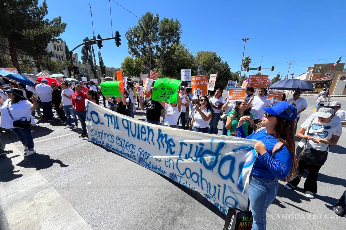 $!Los hijos del profesor agredido acompañaron la protesta y agradecieron la atención médica.