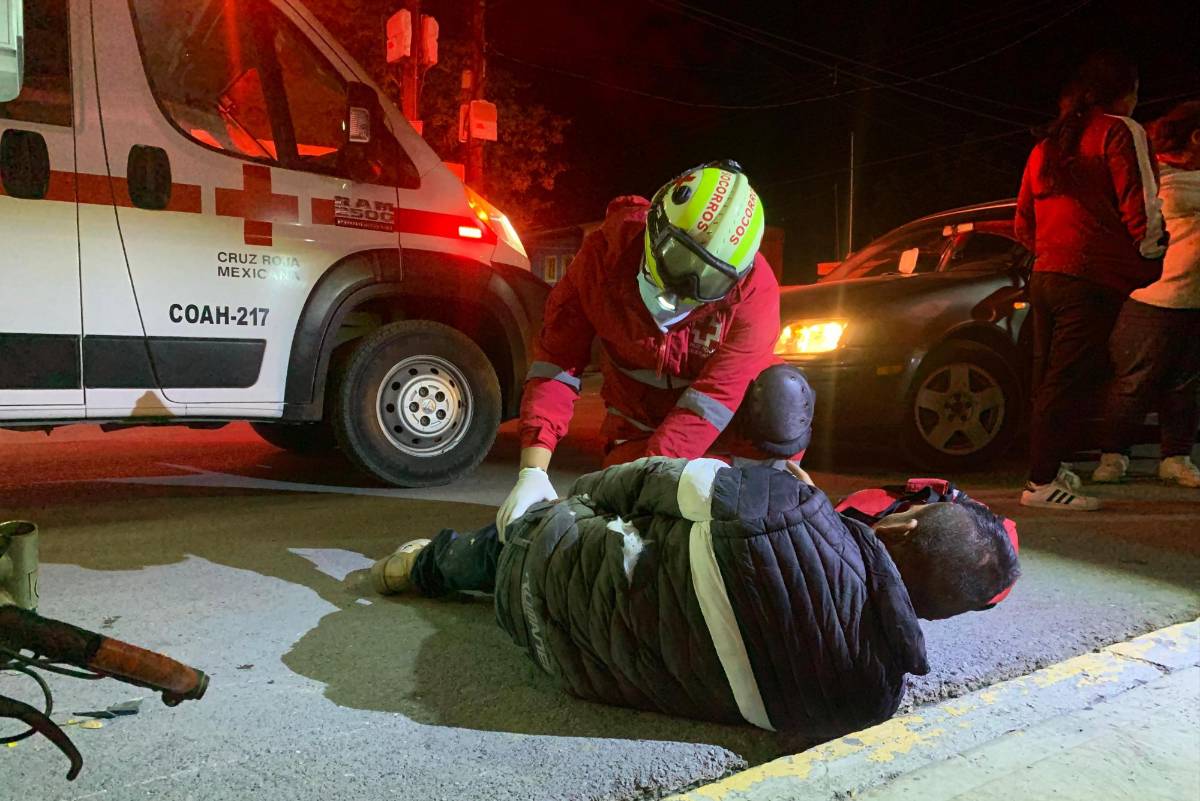 Saltillo motociclista arrolla a ciclista de manera intencional