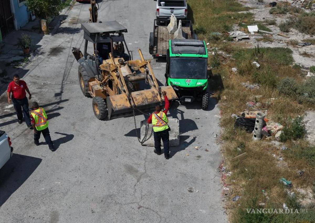 $!La mitad de la carpeta asfáltica de la calle Uxmal ya fue afectada por la erosión del cauce.