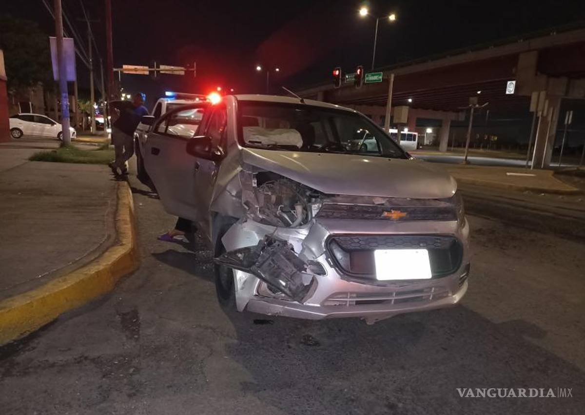 $!Familiares de la conductora afectada la trasladaron por su cuenta a recibir atención médica.