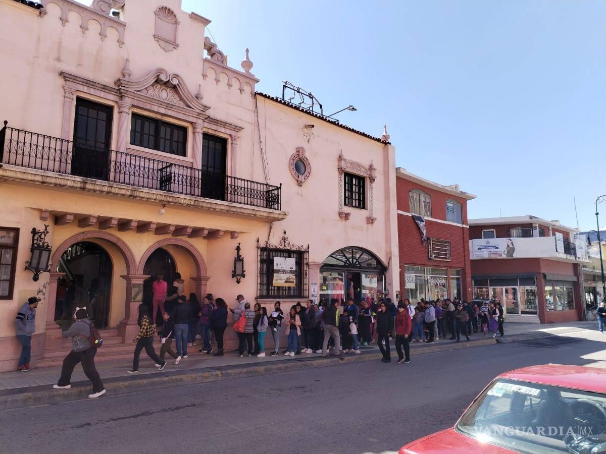 $!Al filo de las 14:00 horas, cientos de “brujerios” se dieron cita en el Hotel Urdiñola para adquirir su pulsera protectora.