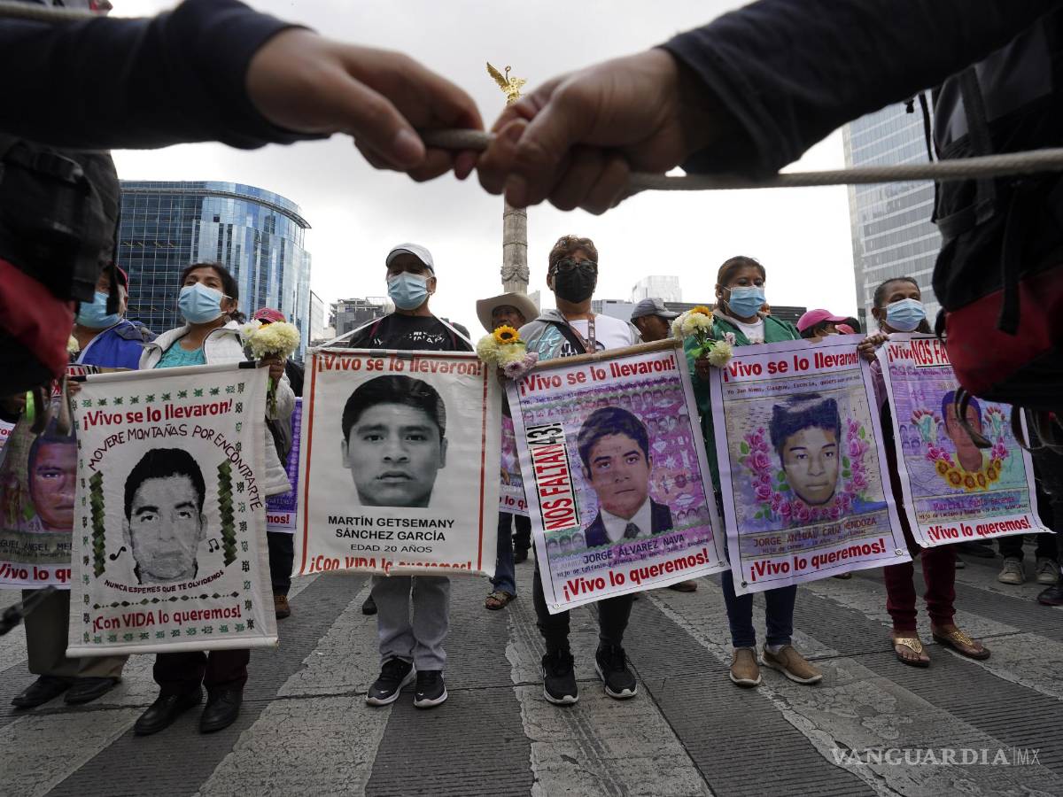 $!Familiares y compañeros de los 43 estudiantes de Ayotzinapa desaparecidos marchan en la Ciudad de México el 26 de septiembre de 2022.