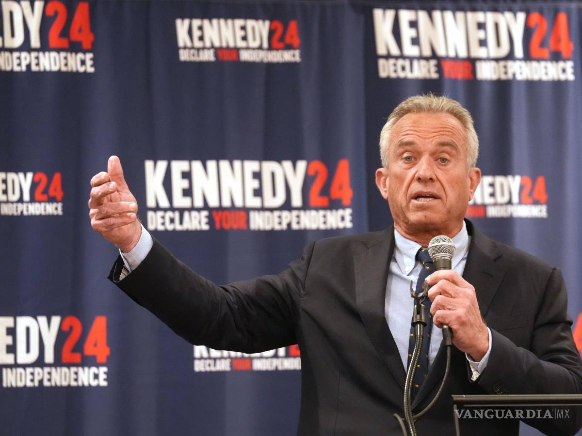 $!Robert F. Kennedy Jr., candidato independiente a la presidencia de los Estados Unidos, habla durante un acto de campaña en un hotel de Nashville, Tennessee.