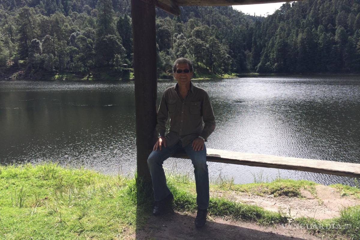 $!A espaldas del autor, las Lagunas de Zempoala, a las que ya les echó el ojo el senador Gerardo Fernández Noroña.