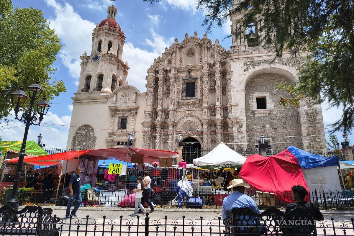 $!Familias completas acudieron a reafirmar su fe y tradición en una de las festividades religiosas más importantes de Saltillo.