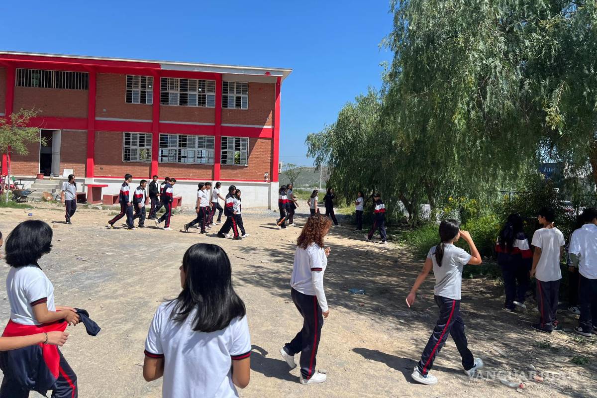 Riña entre jovencitas afuera de secundaria de Ramos Arizpe genera intervención policial