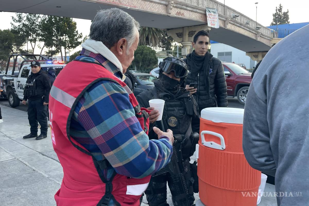 Saltillo: obsequian autoridades pan y café afuera de la Clínica Dos del IMSS