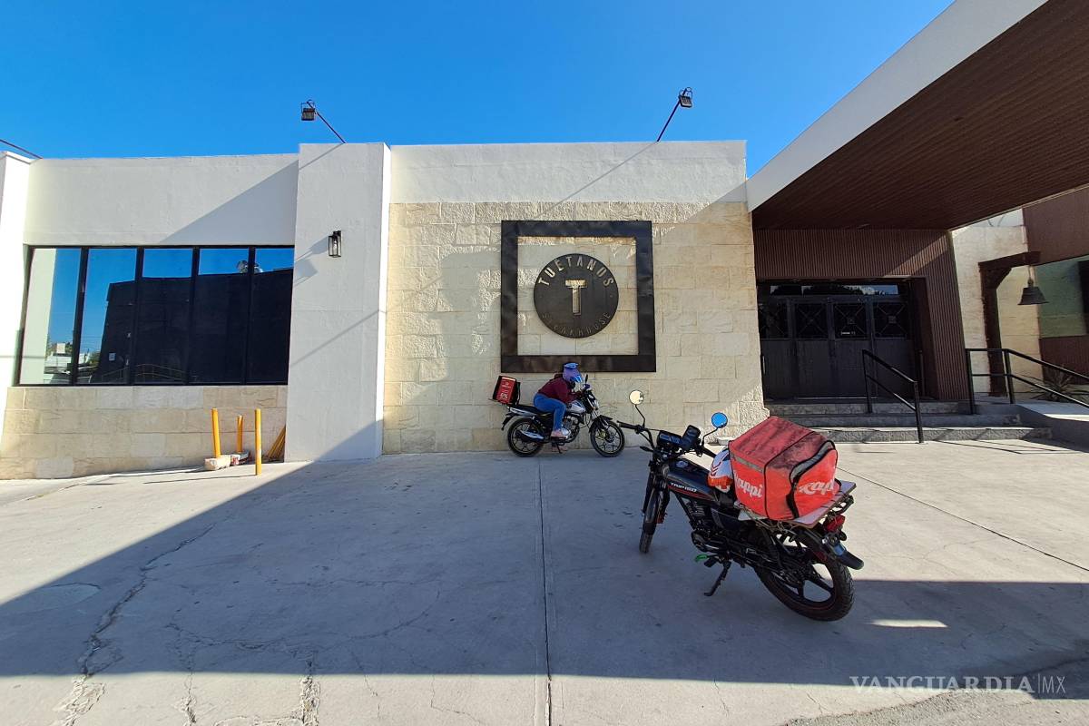 $!Los establecimientos que abrieron el Día de Navidad atendieron tanto consumo en mesas como pedidos para llevar.