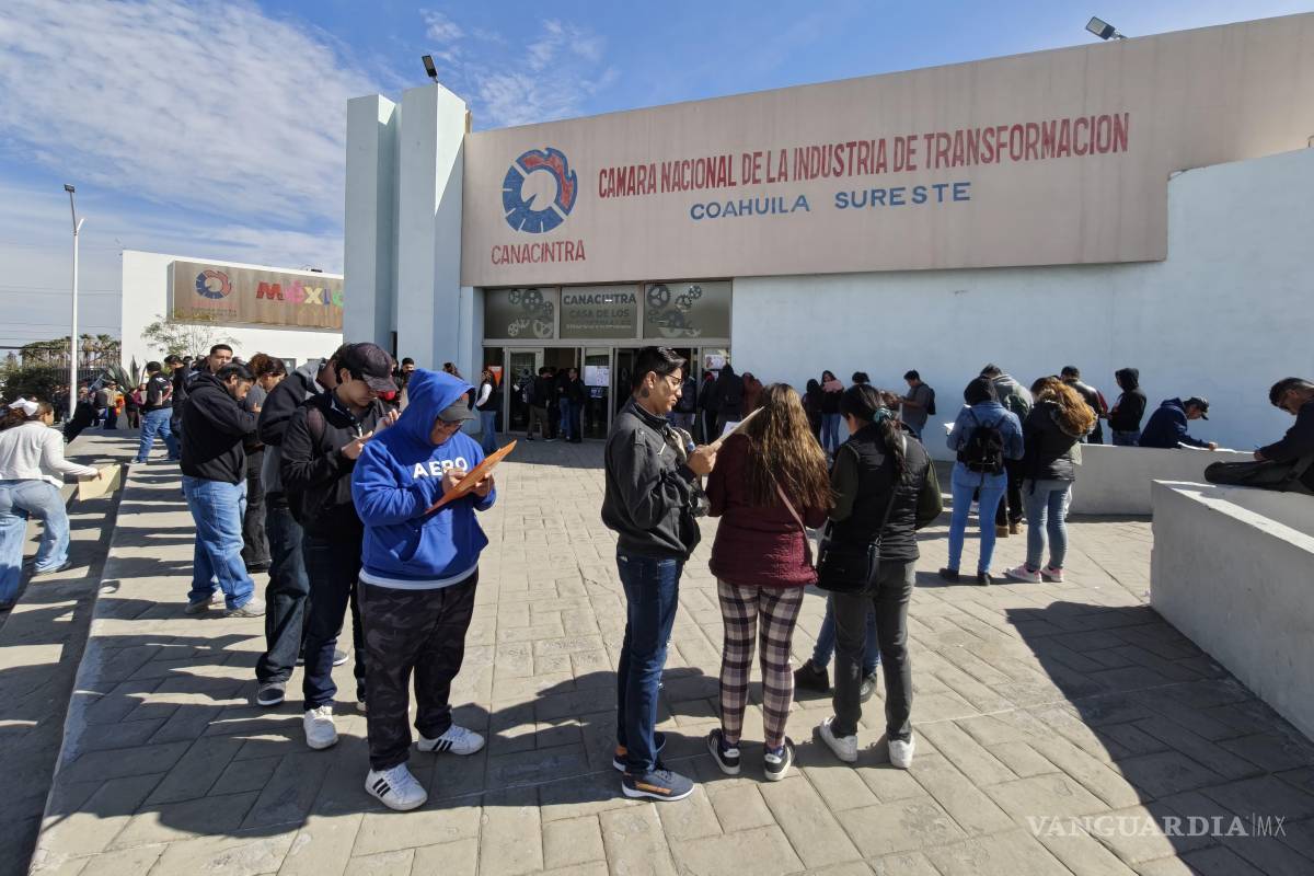 $!Asistentes forman largas filas para ingresar a la Primera Feria de Empleo en Saltillo.