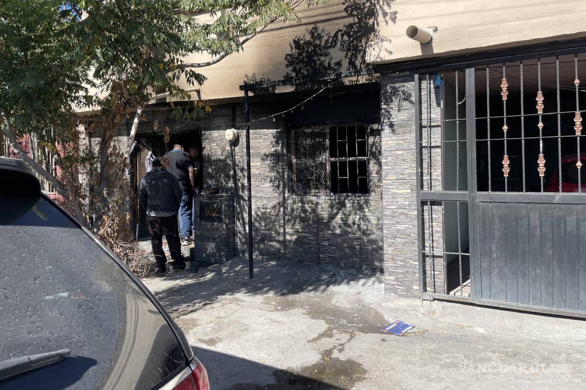 Vela de altar de muertos provoca fuego en Saltillo; cuatro integrantes de familia son afectados