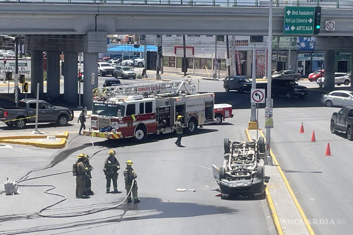 Saltillo: volcadura de pipa con 3 mil litros de gas moviliza a cuerpos de emergencia