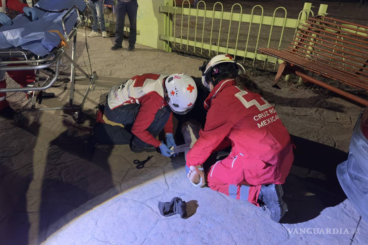 Conductor sube a la banqueta y embiste a dos mujeres, en Saltillo