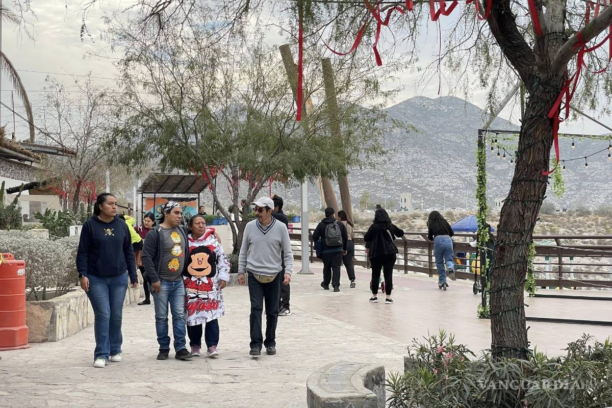 $!Visitantes recorren el complejo turístico del Puerto Noas durante la temporada vacacional.