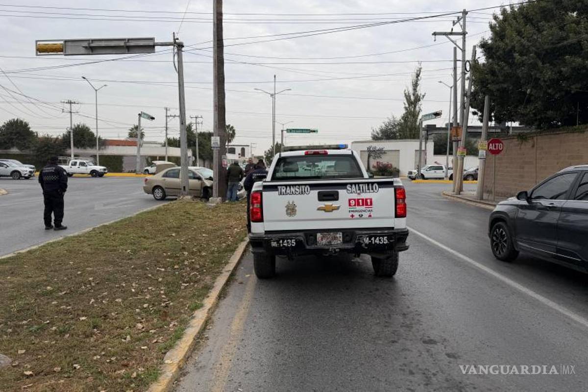$!El conductor, de 78 años, permaneció en el lugar mientras arribaban sus familiares y la aseguradora.