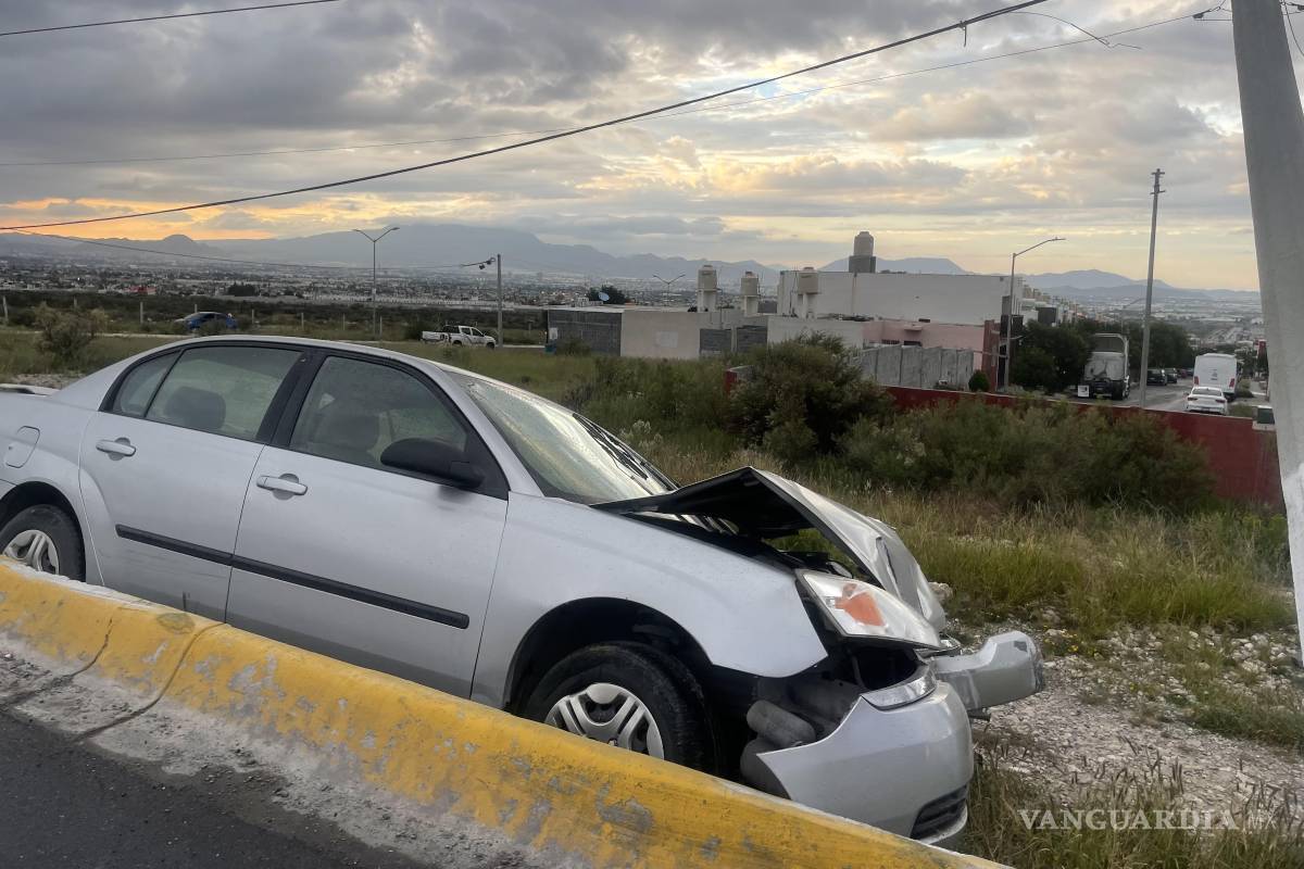 Conductor se impacta contra poste de concreto y abandona su auto, en Saltillo